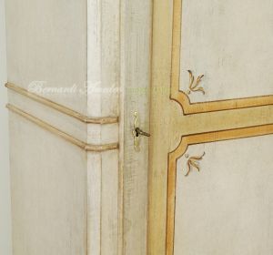 Armadietto da camera in legno massello dipinto a mano stile classico